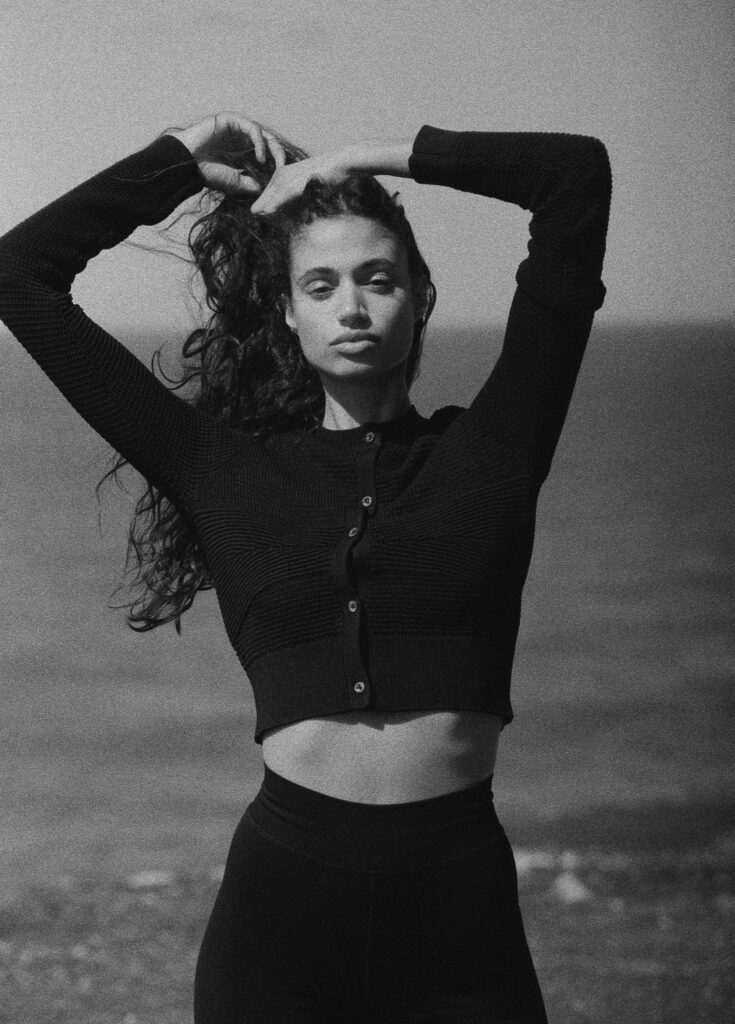 modelo con ropa de essenza portada